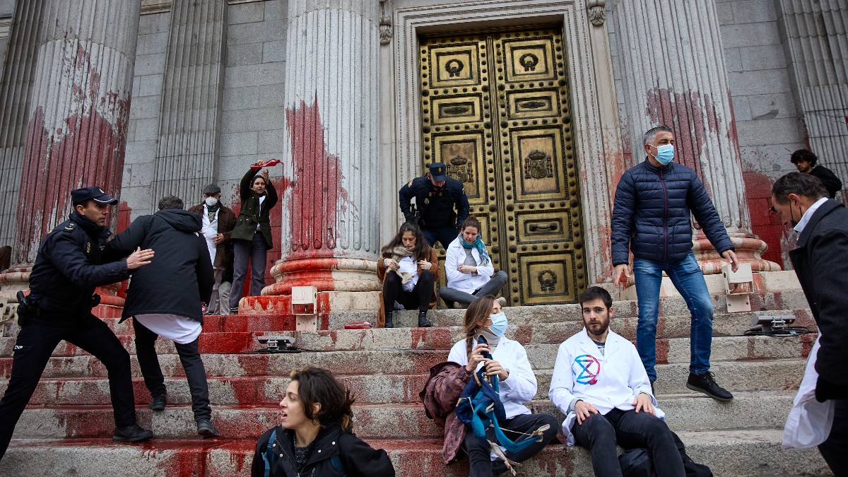 Ecologistas vandalizan la entrada principal y la escalinata del Congreso de los Diputados