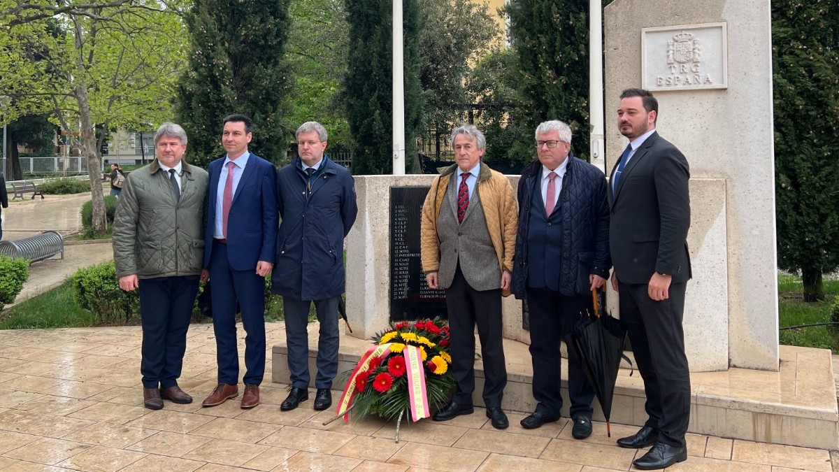 Hermann Tertsch y una delegación del ECR rinden homenaje a los militares españoles caídos en Bosnia
