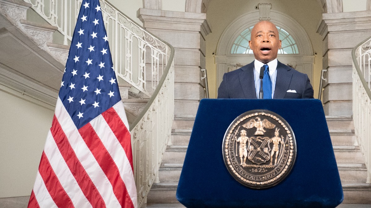 El alcalde de Nueva York pide a Biden que dé permisos de trabajo a los ilegales