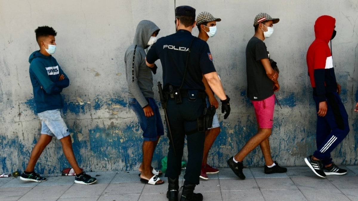 Agente de la Policía en el paso fronterizo de Ceuta. Europa Press