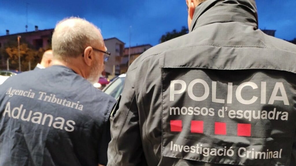 Agentes de los Mossos d'Esquadra y la Unidad de Vigilancia Aduanera de la Agencia Tributaria. Mossos d'Esquadra/ Europa Press