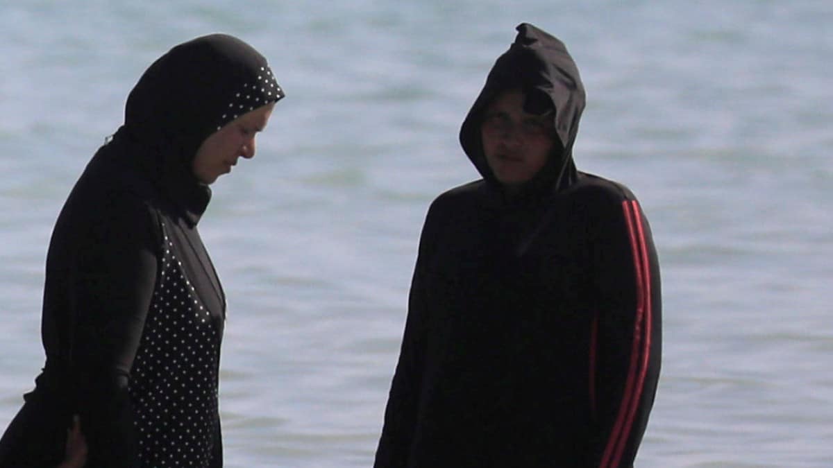Dos mujeres musulmanas con el burkini. Reuters