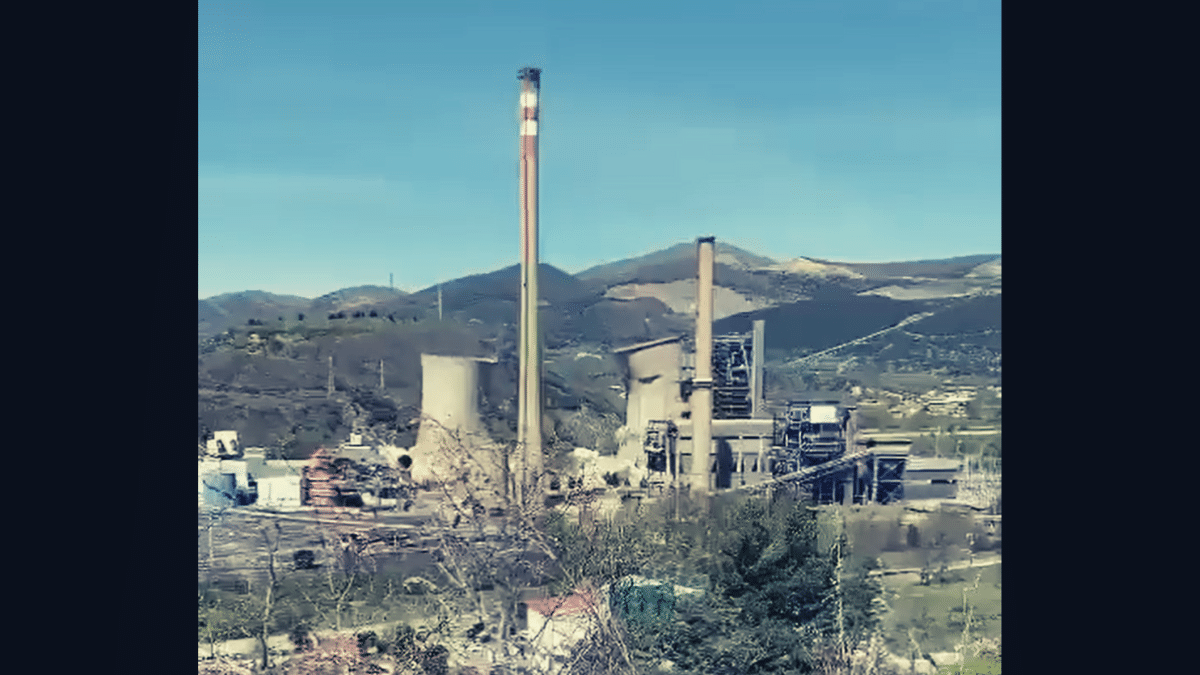 Desindustrialización de España: Naturgy derriba las torres de refrigeración de la Central Térmica de La Robla (León)