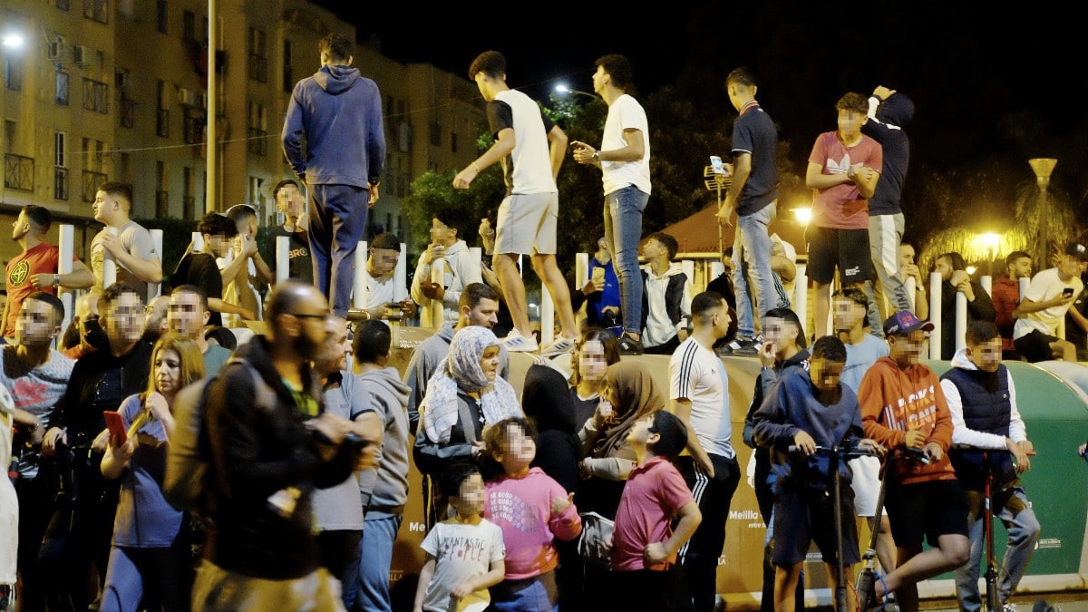 Decenas de personas esperan en las inmediaciones de la frontera de España y Marruecos en Melilla, a 17 de mayo de 2022, en Melilla. Europa Press
