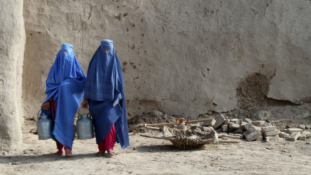 Dos mujeres cubiertas con un burka en Afganistán. Europa Press