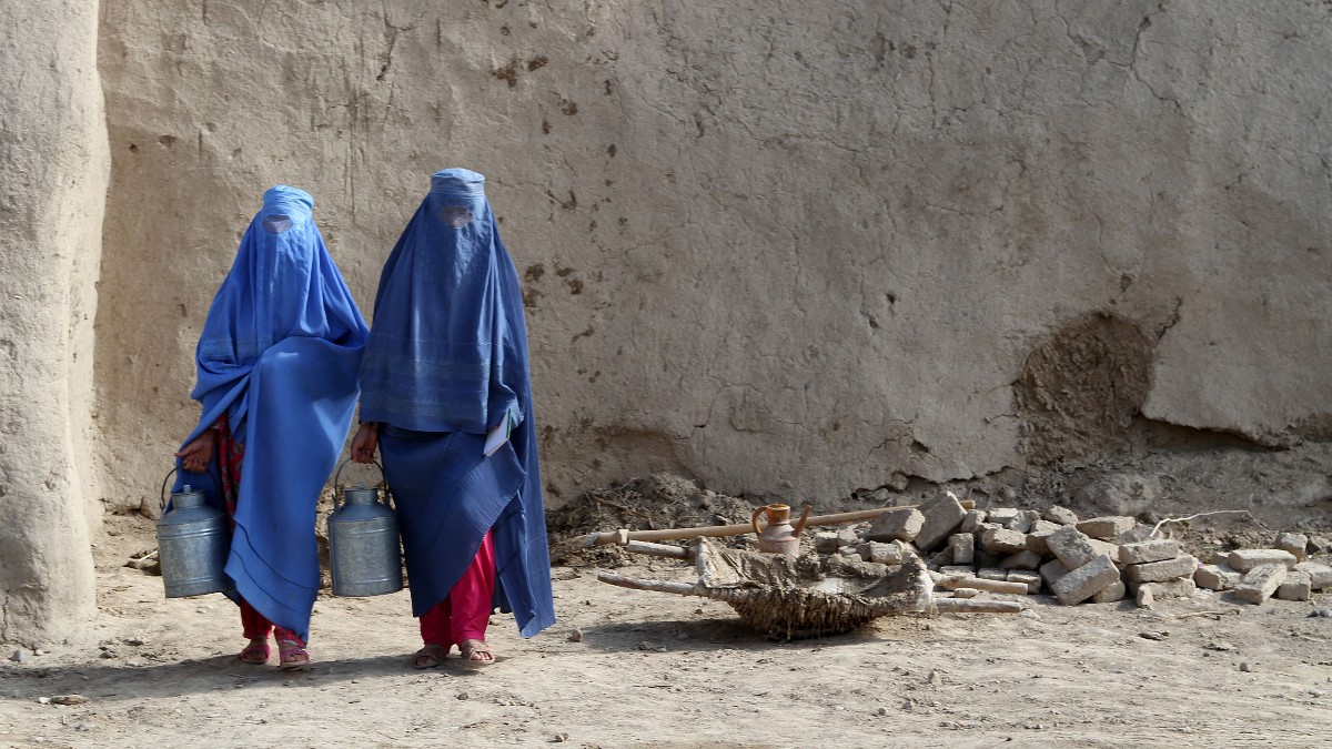 Dos mujeres cubiertas con un burka en Afganistán. Europa Press