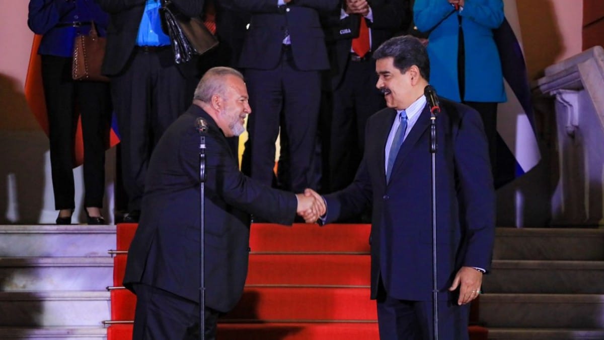 Nicolás Maduro estrecha la mano del primer ministro de la República de Cuba, Manuel Marrero Cruz. Twitter