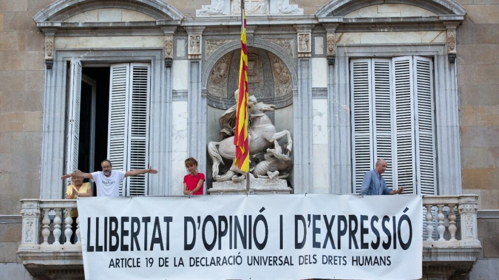 Imagen de archivo de la segunda pancarta en la fachada de la Generalitat por los presos del 1-O. Europa Press
