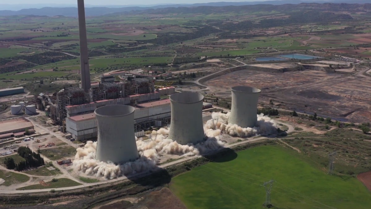 Desindustrialización de España: Endesa derriba las tres torres de refrigeración de la Central Térmica de Andorra (Teruel)