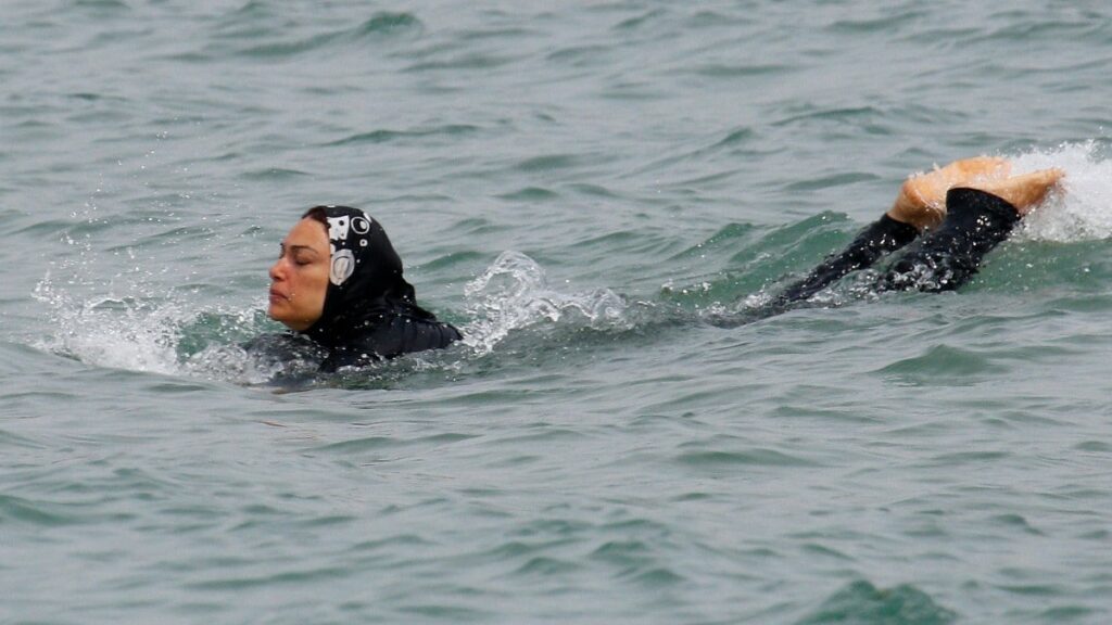 Una mujer musulmana con el burkini. Reuters