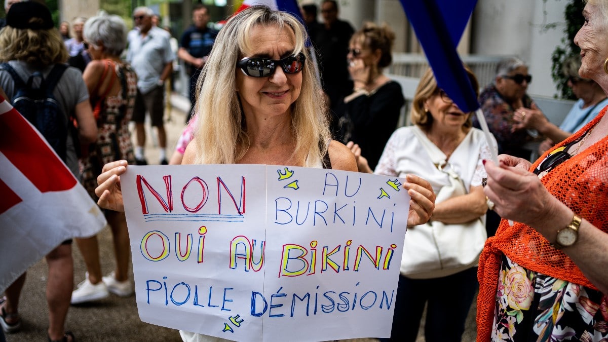 Una señora francesa se moviliza en contra del burkini en Grenoble. Reuters