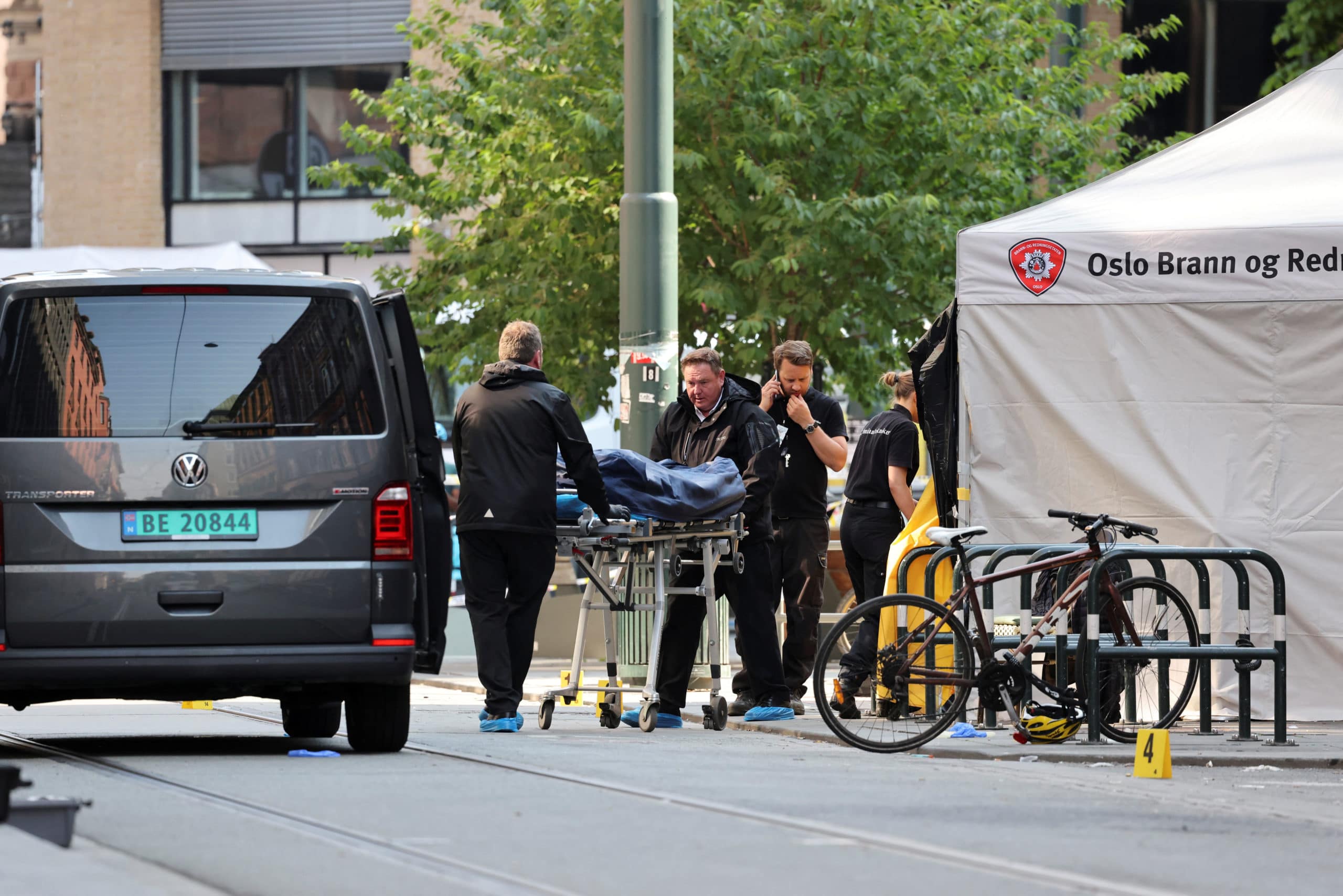 El cuerpo de una de las víctimas es transportado desde la escena del atentado en un club en Oslo. Reuters