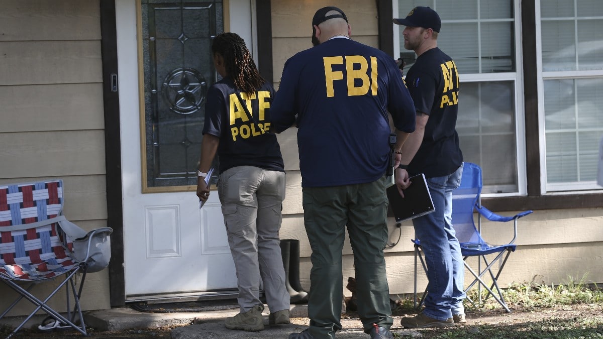 Treinta agentes del FBI asaltan la casa de un líder provida y le detienen delante de sus hijos