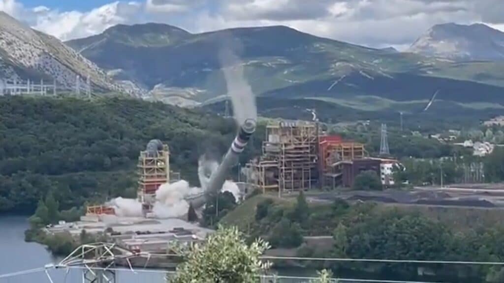 Demolición de la chimenea de la Central Térmica de Velilla. Twitter