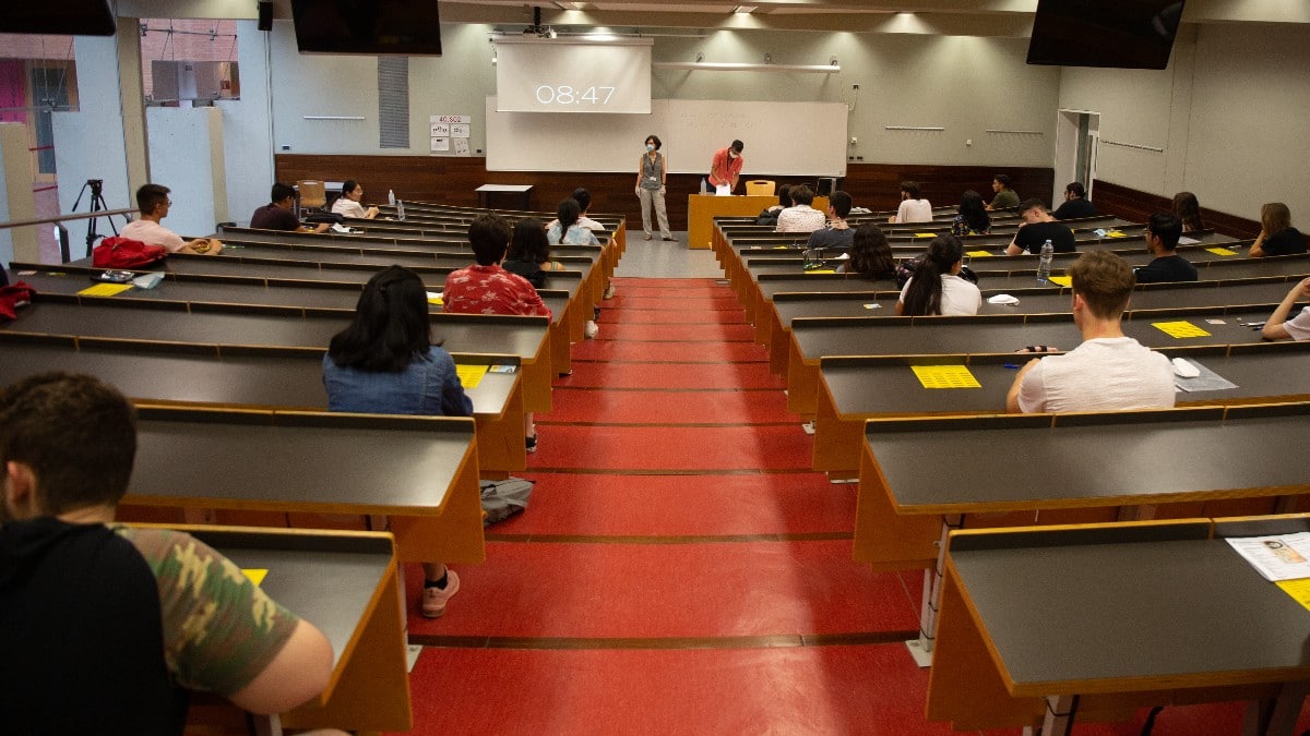 Estudiantes de bachillerato antes de comenzar los exámenes de las Pruebas de Acceso a la Universidad (PAU), en el Campus Ciutadella en Barcelona, Cataluña (España). Europa Press
