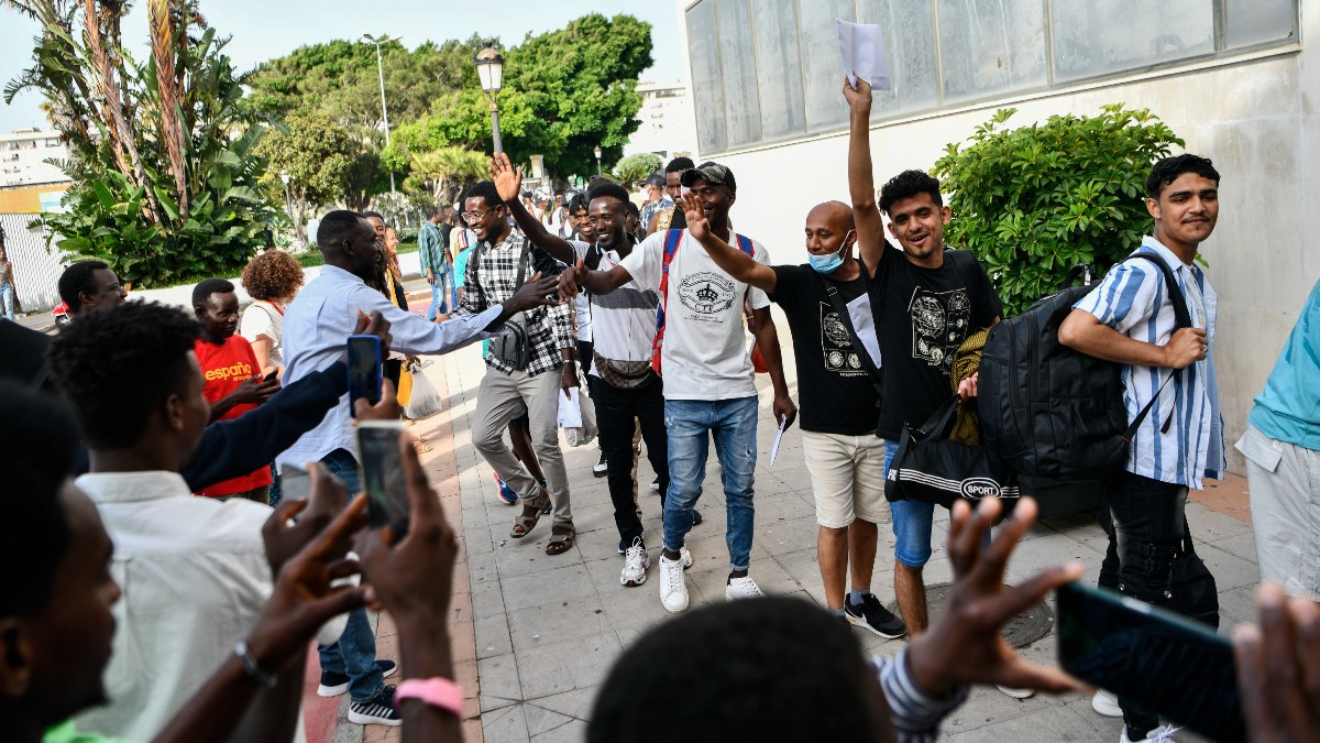 Varios inmigrantes se despiden a su llegada al puerto de Ceuta para embarcar a diferentes puntos de la península. Europa Press