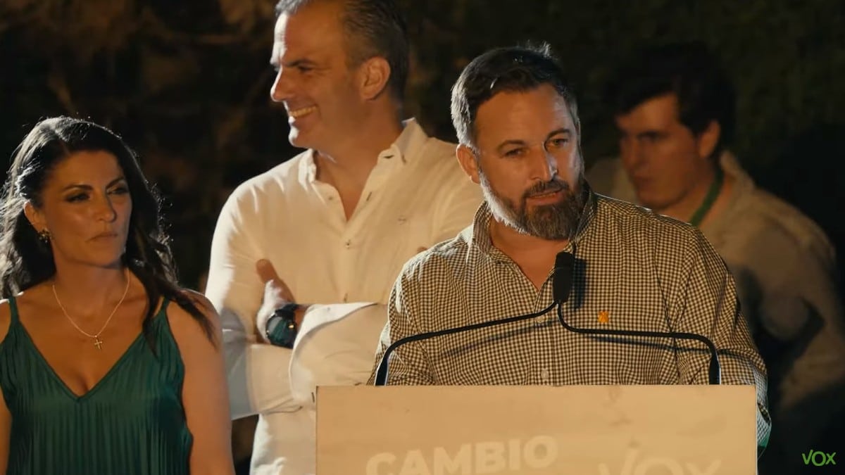 Abascal pide a Moreno que ‘mantenga la distancia infinita con el PSOE que VOX garantiza’