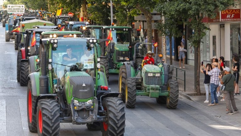 Tractorada por las calles de Granada en protesta por el alza de precios. Álex Cámara/ Europa Press