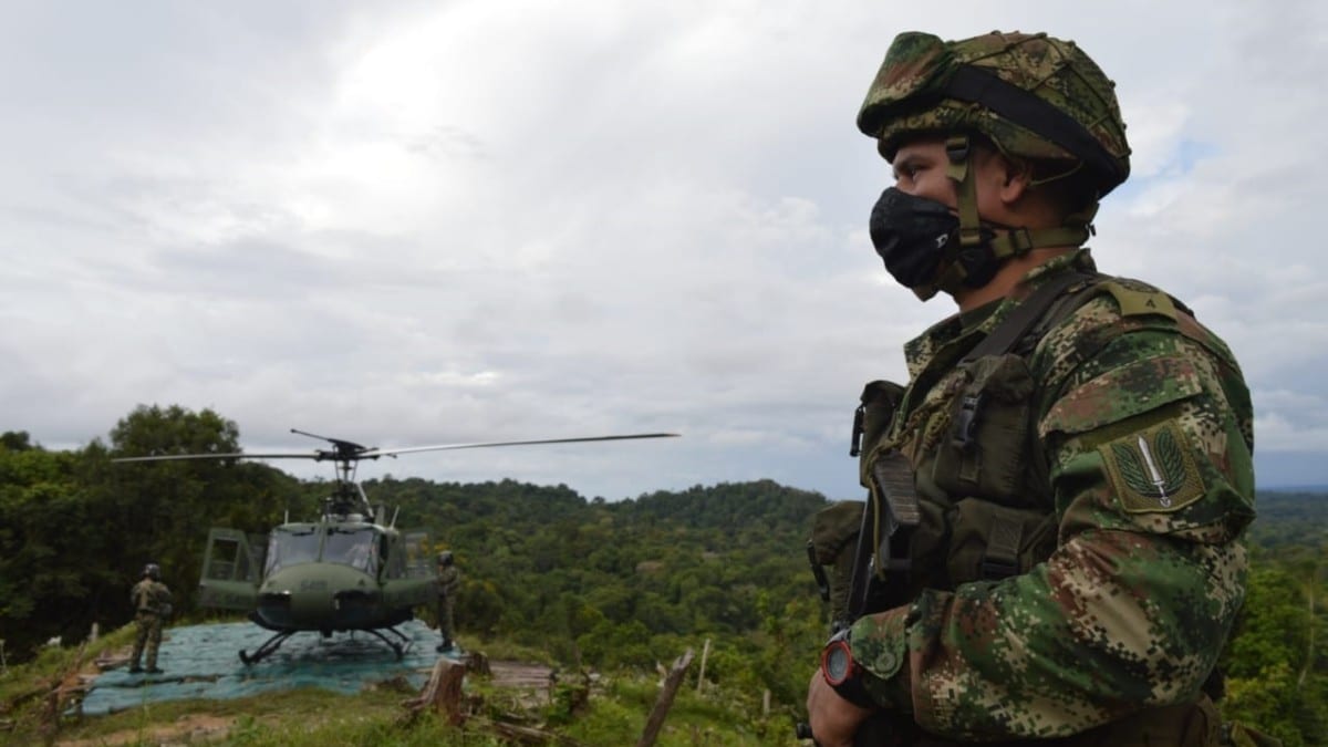Un soldado junto a un helicóptero en Colombia. Europa Press