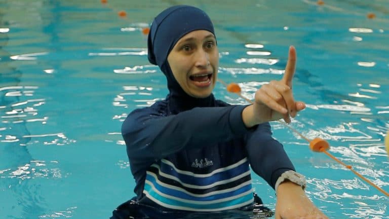 Una mujer musulmana viste un burkini en una piscina. Reuters