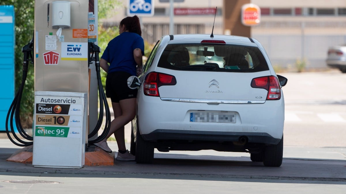 Una mujer reposta en una gasolinera. Europa Press