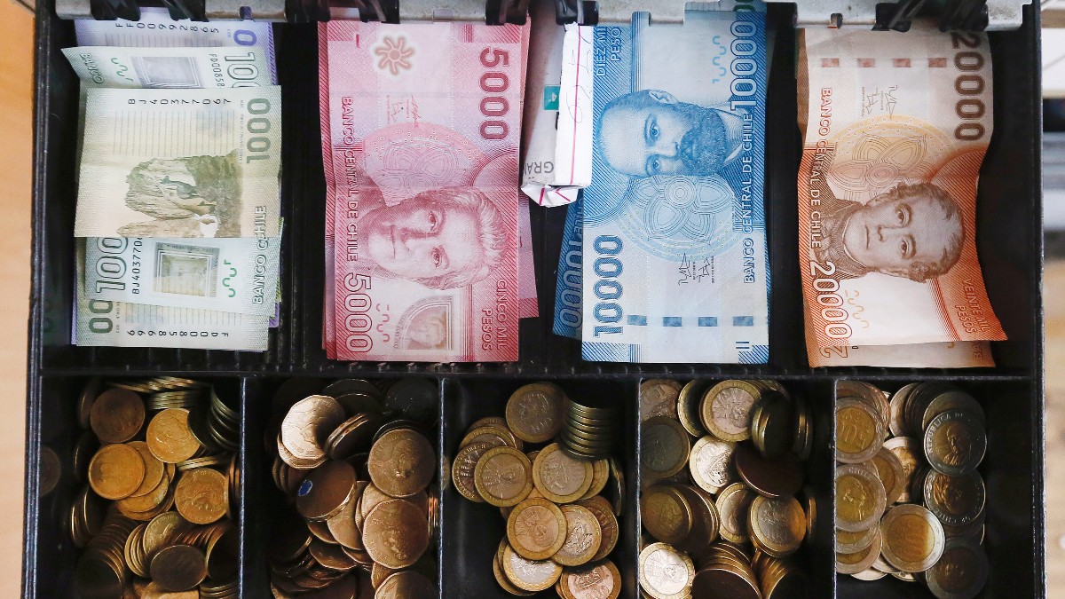 El peso chileno continúa devaluándose en un contexto de incertidumbre política en el país
