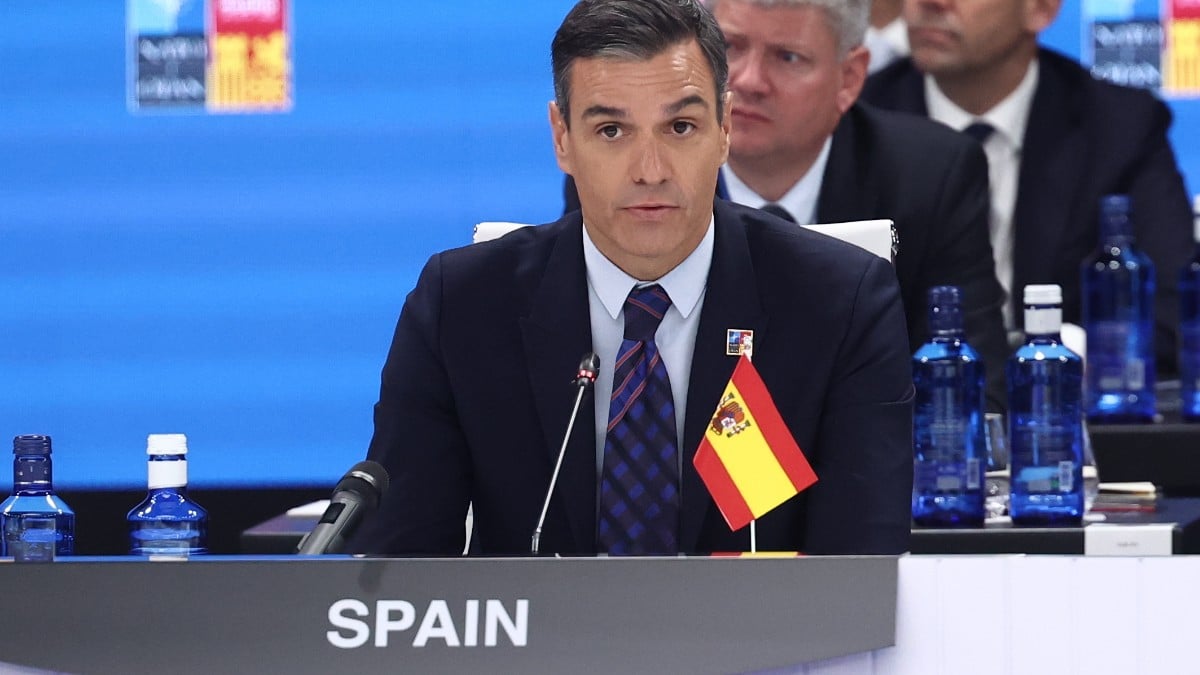 Sánchez interviene en la Cumbre de la OTAN celebrada en Madrid con la bandera de España al revés