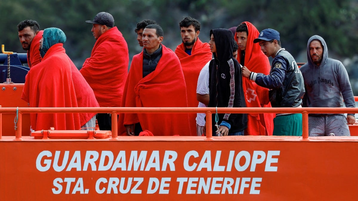 Un grupo de inmigrantes ilegales es trasladado por el buque Guardamar Caliope a las Islas Canarias. Reuters