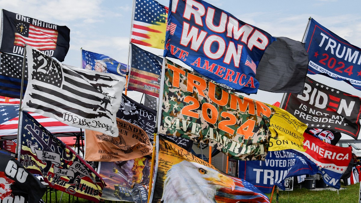 Banderas en apoyo a Trump. Reuters