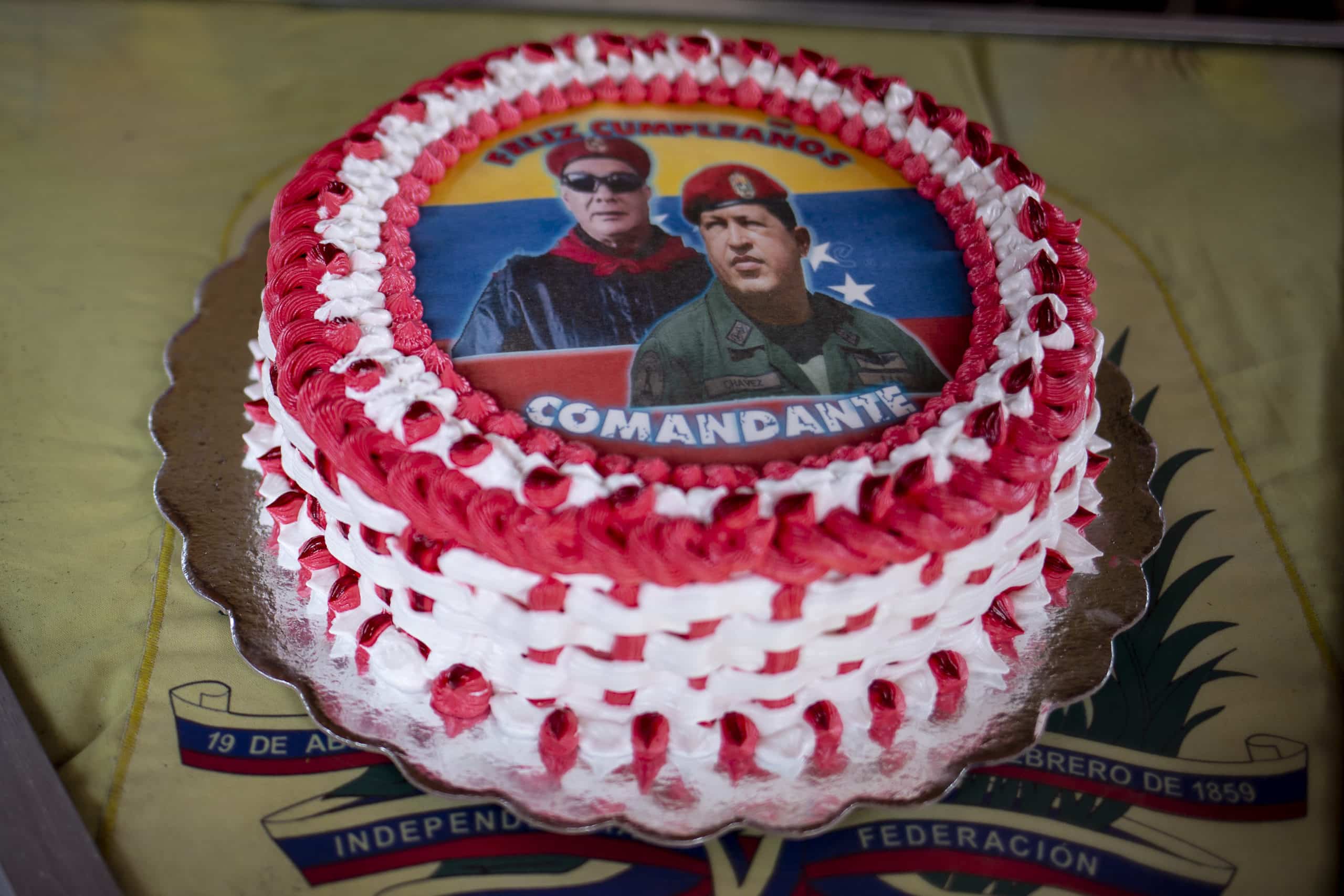 Tarta con la imagen de Hugo Chávez en el día que cumpliría años. Reuters