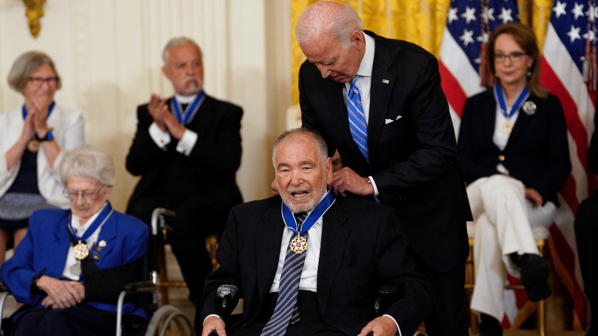 Biden otorga el mayor premio civil a un activista vinculado a grupos de extrema izquierda