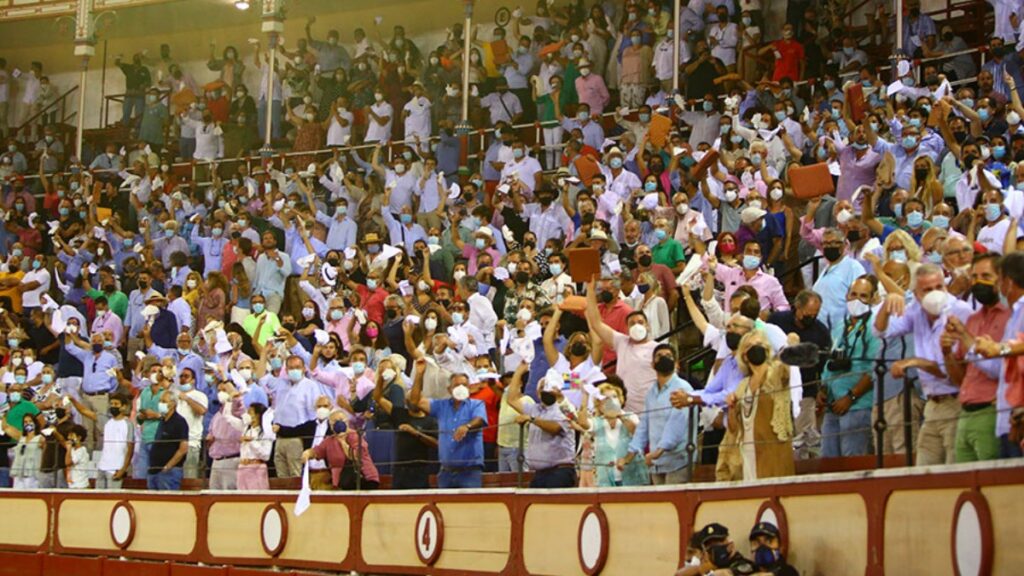 Plano del tendido de la Plaza de Toros de El Puerto de Santa María con público pidiendo orejas. Circuitos Taurinos