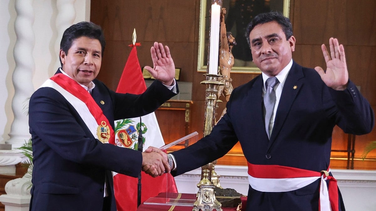El presidente de Perú, Pedro Castillo, toma juramento a su nuevo ministro del Interior, Willy Arturo