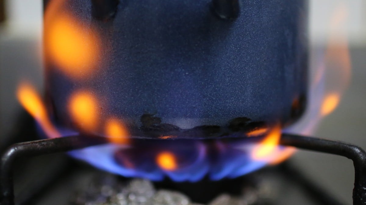 Una olla es calentada sobre el fuego de una cocina de gas - A. Pérez Meca - Europa Press