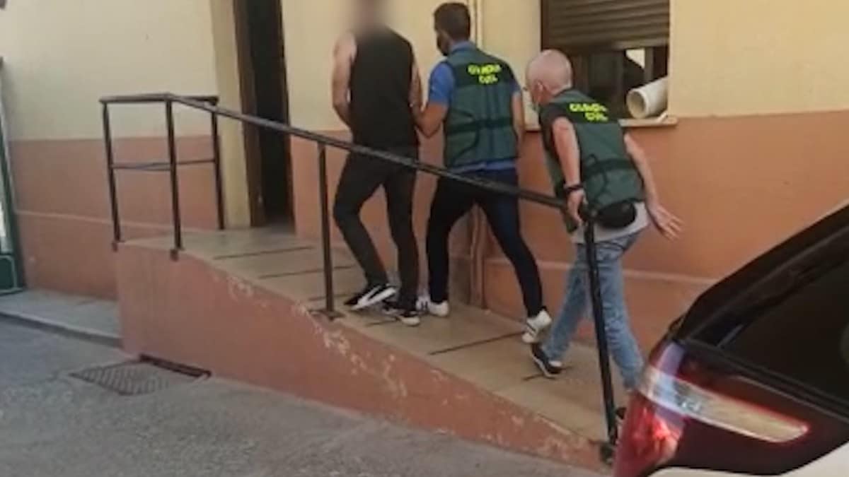 Los agentes conducen detenido al individuo albanés en Almería