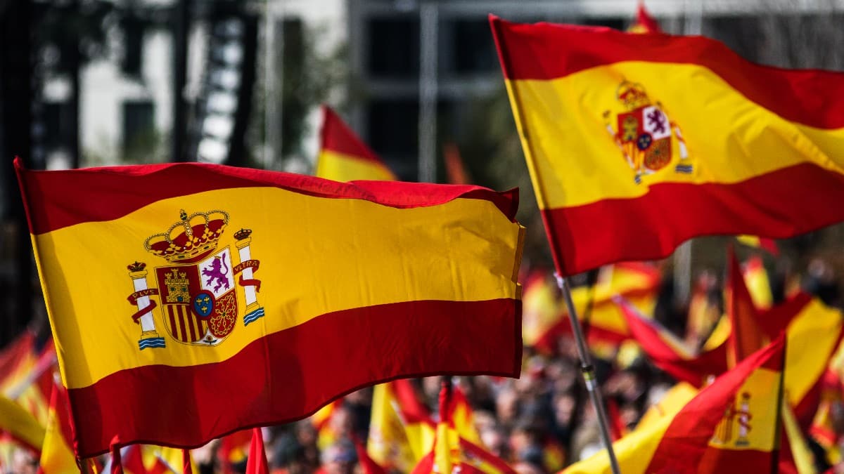 Banderas ondeando en una manifestación por la defensa de la unidad de España. Shutterstock