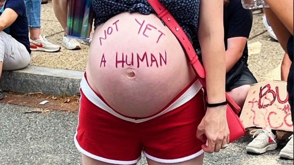 Mujer embarazada a favor del aborto. Twitter