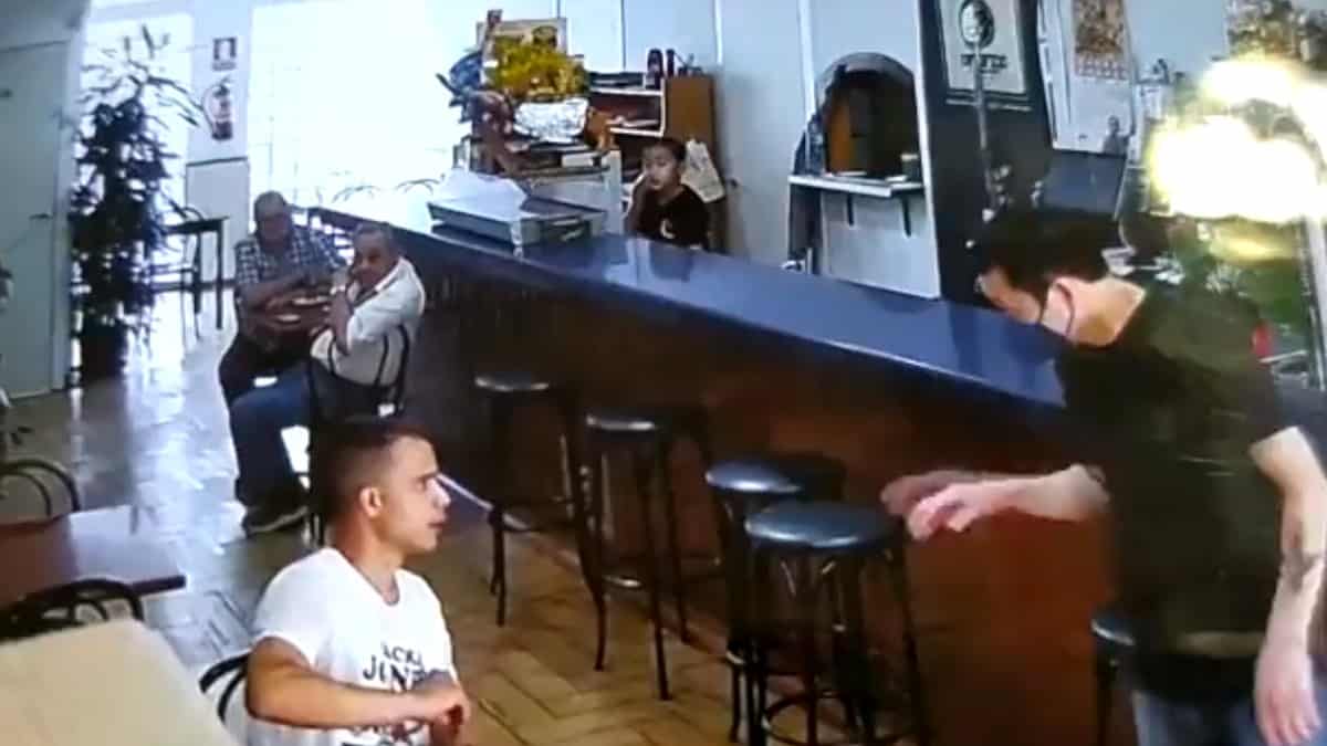 Momento de la agresión en el restaurante de Barcelona.