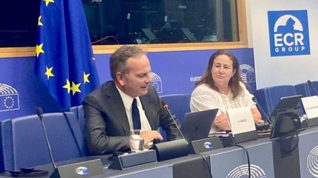 La eurodiputada de VOX, Margarita de la Pisa, y Vincenzo Bassi, presidente de la Federación de Asociaciones de Familias Católicas de Europa (FAFCE). ECR