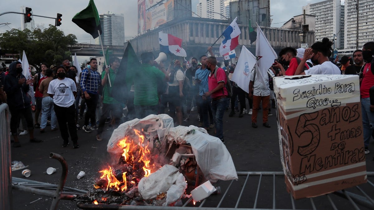 Bloquean vías durante nueva jornada de protestas en Panamá