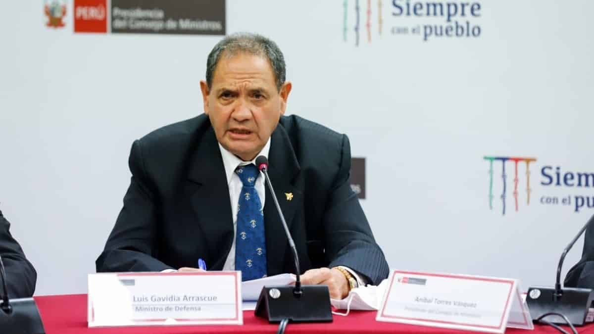 Investigan por un delito de malversación al ministro de Defensa de Castillo