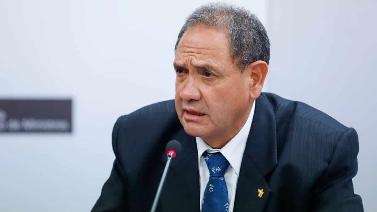 Perú: el ministro de Defensa de Castillo investigado por malversación se niega a dimitir