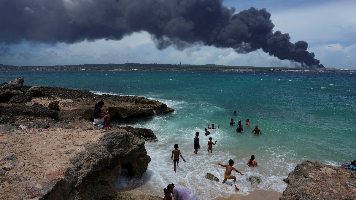 Una playa cercana al incendio de tanques de almacenamiento de combustible en Matanzas, Cuba. Reuters