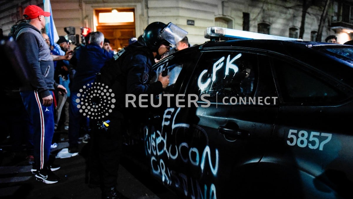 Seguidores de Cristina Fernández de Kirchner pintan un coche de Policía en una manifestación a su favor. Reuters