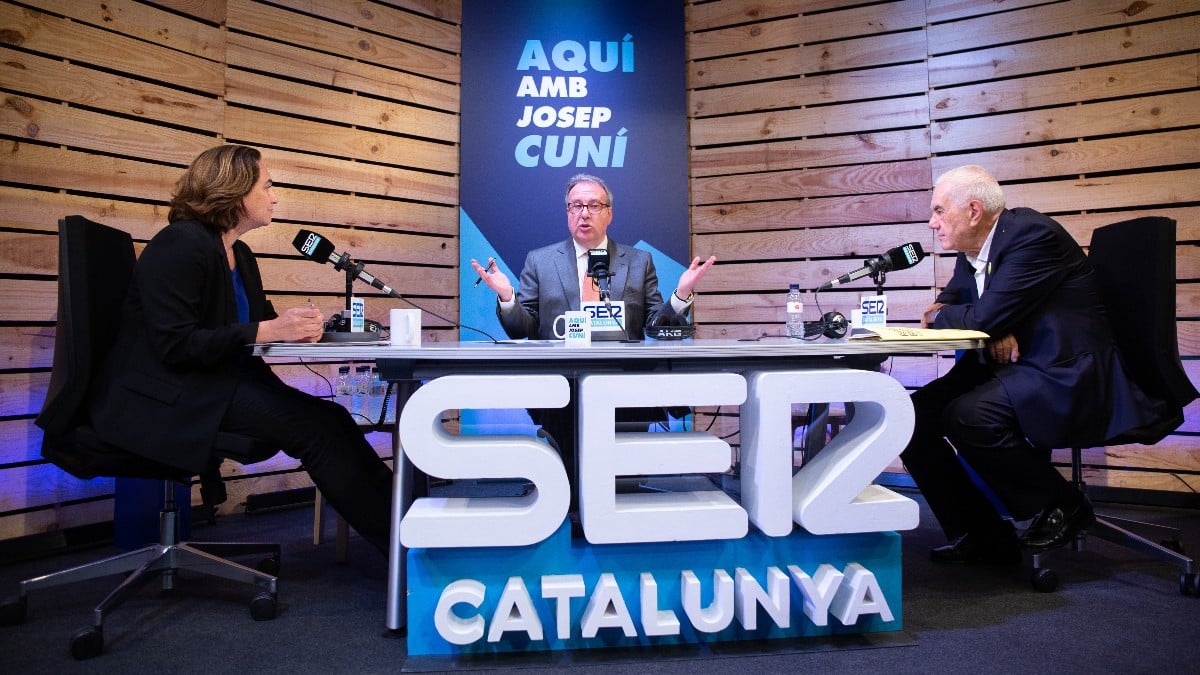 Josep Cuní junto a Ada Colau y Ernest Maragall en la Ser Cataluña. Europa Press