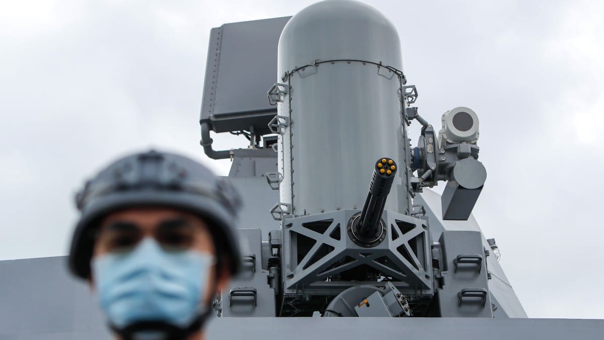 Un soldado de la Armada hace guardia bajo una ametralladora en una corbeta taiwanesa durante un simulacro de la Armada. Europa Press