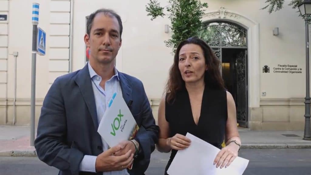 La vicesecretaria jurídica de VOX, Marta Castro, y el diputado y vicepresidente del Área Económica, Víctor González.