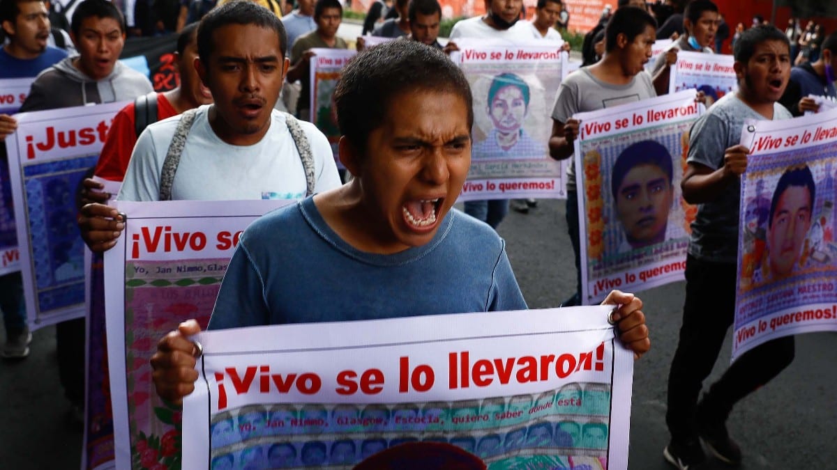 Los familiares de 43 estudiantes desaparecidos hace nueve años en Ayotzinapa acusan a AMLO de ocultar información del caso