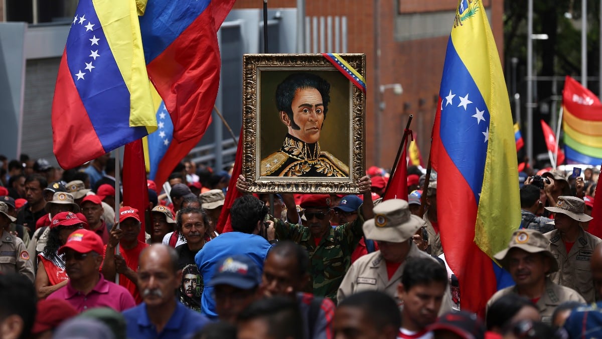 El embajador de Sánchez en Venezuela coloca un retrato de Simón Bolívar en la embajada en Caracas