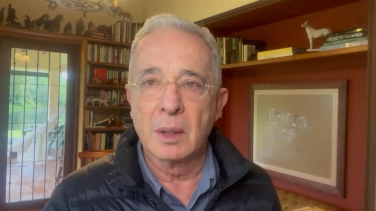 Uribe confronta a Petro con una lista de propuestas para Colombia